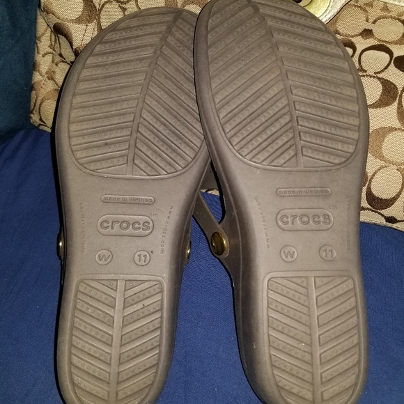 2 pair Crocs sandal/flip flop - Picture 11 of 11